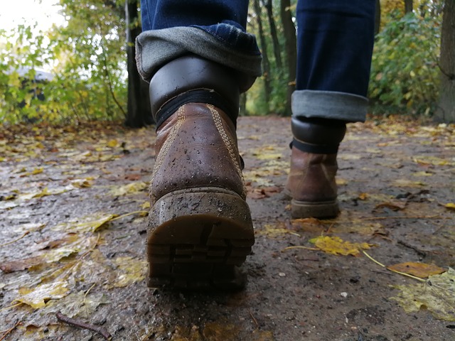 hiking-3301812_640